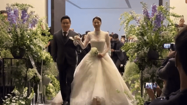 Hôn lễ cặp diễn viên đình đám: Cô dâu chú rể quẩy tung chảo, Ha Ji Won - Lee Hyori dẫn đầu dàn sao - Ảnh 2.