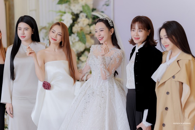 Lễ cưới diễn viên Kim Oanh: Nhã Phương - Lê Giang và dàn sao đổ bộ, cô dâu diện váy cưới 600 triệu - Ảnh 14.
