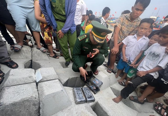 Lại phát hiện thêm 4kg ma túy dạt vào bờ biển Quảng Ngãi - Ảnh 2.