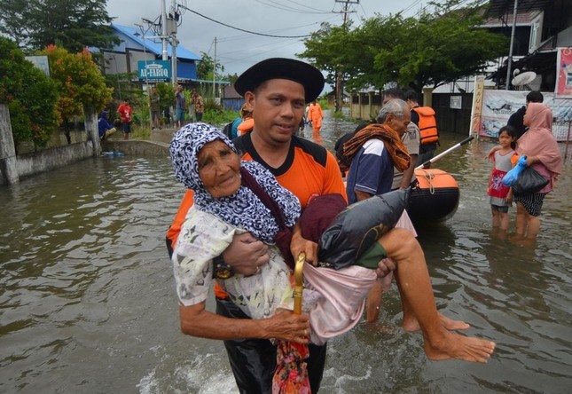 Indonesia: Mưa lớn gây lũ lụt, 26 người chết và mất tích - Ảnh 2.