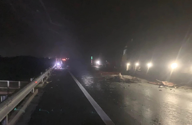 Hiện trường vụ tai nạn trên cao tốc Cam Lộ - La Sơn khiến 2 vợ chồng trẻ tử vong, 9 người bị thương - Ảnh 5.