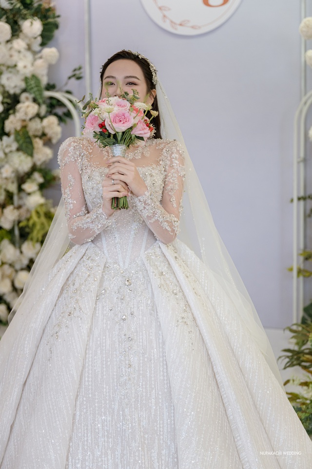Lễ cưới diễn viên Kim Oanh: Nhã Phương - Lê Giang và dàn sao đổ bộ, cô dâu diện váy cưới 600 triệu - Ảnh 3.
