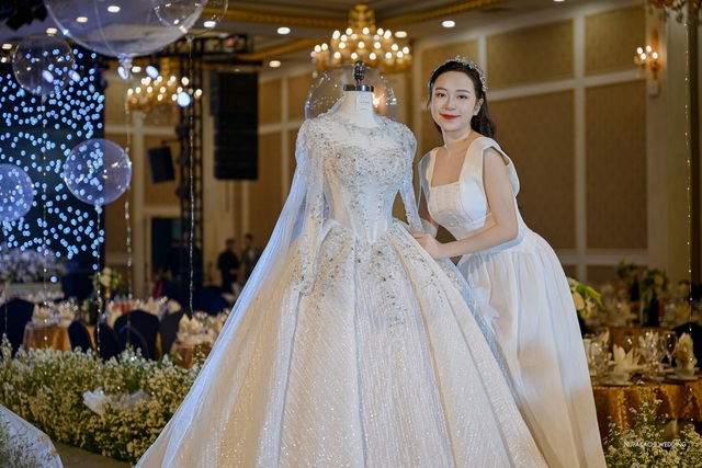 Lễ cưới diễn viên Kim Oanh: Nhã Phương - Lê Giang và dàn sao đổ bộ, cô dâu diện váy cưới 600 triệu - Ảnh 2.
