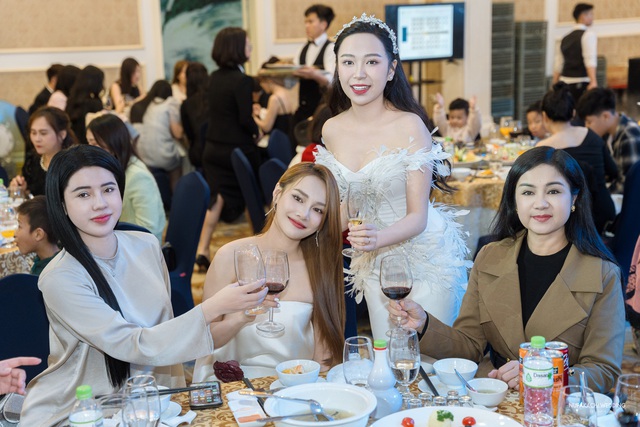 Lễ cưới diễn viên Kim Oanh: Nhã Phương - Lê Giang và dàn sao đổ bộ, cô dâu diện váy cưới 600 triệu - Ảnh 25.