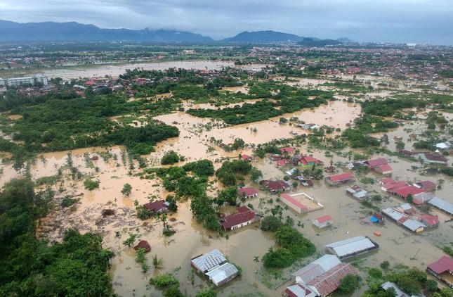 Indonesia: Mưa lớn gây lũ lụt, 26 người chết và mất tích - Ảnh 1.