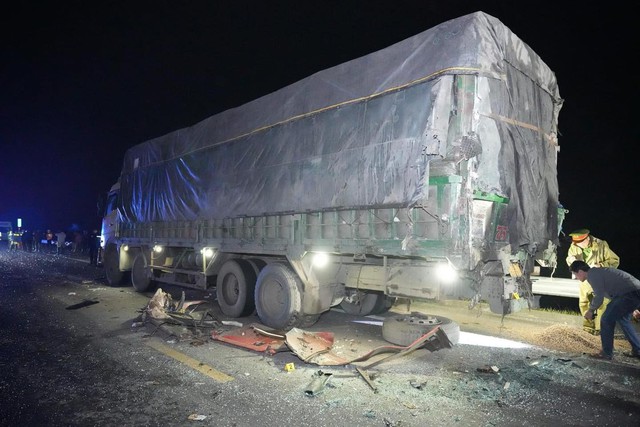 Hiện trường vụ tai nạn trên cao tốc Cam Lộ - La Sơn khiến 2 vợ chồng trẻ tử vong, 9 người bị thương - Ảnh 4.