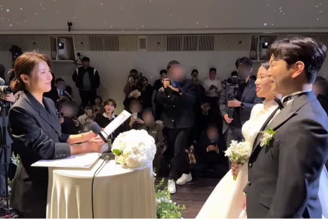 Ha Ji Won bất ngờ xin lỗi giữa lễ cưới của cặp diễn viên hài đình đám, nguyên nhân vì đâu? - Ảnh 2.
