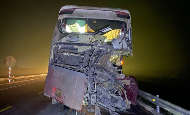 Hiện trường vụ tai nạn trên cao tốc Cam Lộ - La Sơn khiến 2 vợ chồng trẻ tử vong, 9 người bị thương - Ảnh 2.