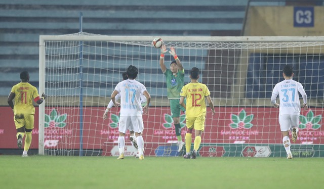 Hai lần mắc lỗi dẫn đến phạt đền, hậu vệ đội tuyển Việt Nam bị CLB Nam Định loại khỏi đội hình đi thi đấu - Ảnh 1.