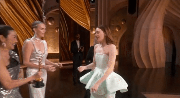 Emma Stone bị bục váy khi lên sân khấu ở Oscar, chính chủ thừa nhận nguyên nhân không ngờ - Ảnh 8.