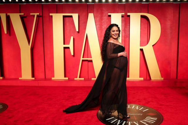 View - Thảm đỏ tiệc hậu Oscar nóng hổi: Rosé xẻ eo cực slay, Kylie Jenner hoá nữ thần dẫn đầu dàn mỹ nhân