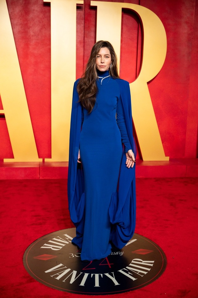 View - Thảm đỏ tiệc hậu Oscar nóng hổi: Rosé xẻ eo cực slay, Kylie Jenner hoá nữ thần dẫn đầu dàn mỹ nhân