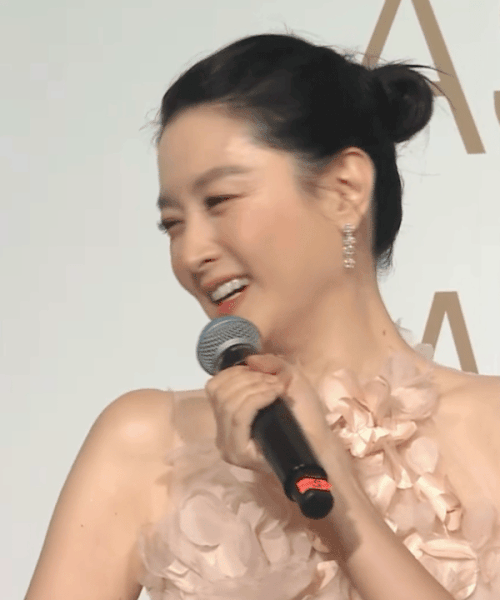 Thảm đỏ Giải thưởng Điện ảnh châu Á: Phạm Băng Băng chặt chém với đồ cắt xẻ táo bạo, Triệu Lệ Dĩnh đẹp diễm lệ lấn át Lee Young Ae - Ảnh 12.