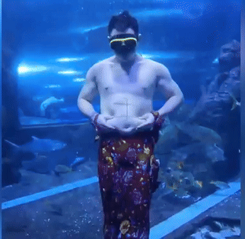 Chàng tiên cá bỗng hot rần rần tại Trung Quốc, thành hiện tượng sau một đêm nhờ vũ điệu lắc bụng bằng cả tính mạng khiến dân mạng cười ngất - Ảnh 3. Chàng tiên cá bỗng hot rần rần tại Trung Quốc, thành hiện tượng sau một đêm nhờ vũ điệu lắc bụng bằng cả tính mạng khiến dân mạng cười ngất - Ảnh 3.