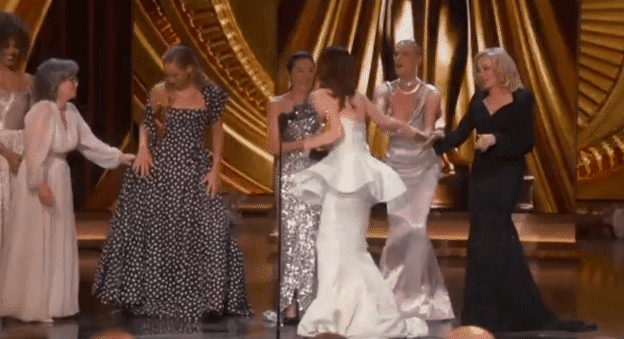 Emma Stone bị bục váy khi lên sân khấu ở Oscar, chính chủ thừa nhận nguyên nhân không ngờ - Ảnh 6.