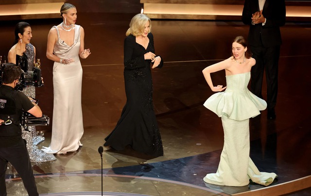 Emma Stone bị bục váy khi lên sân khấu ở Oscar, chính chủ thừa nhận nguyên nhân không ngờ - Ảnh 5.