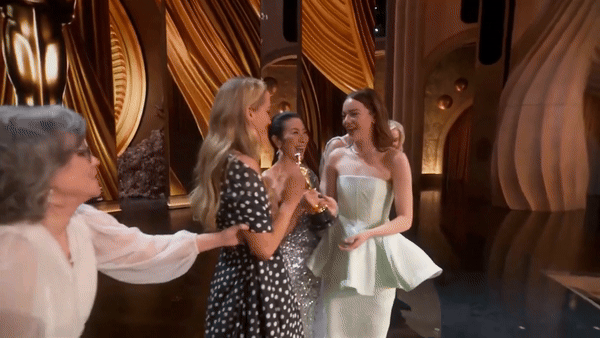 Tranh cãi nảy lửa clip tố Emma Stone - Jennifer Lawrence hùa nhau cô lập Dương Tử Quỳnh ngay trên sân khấu Oscar 2024 - Ảnh 4.