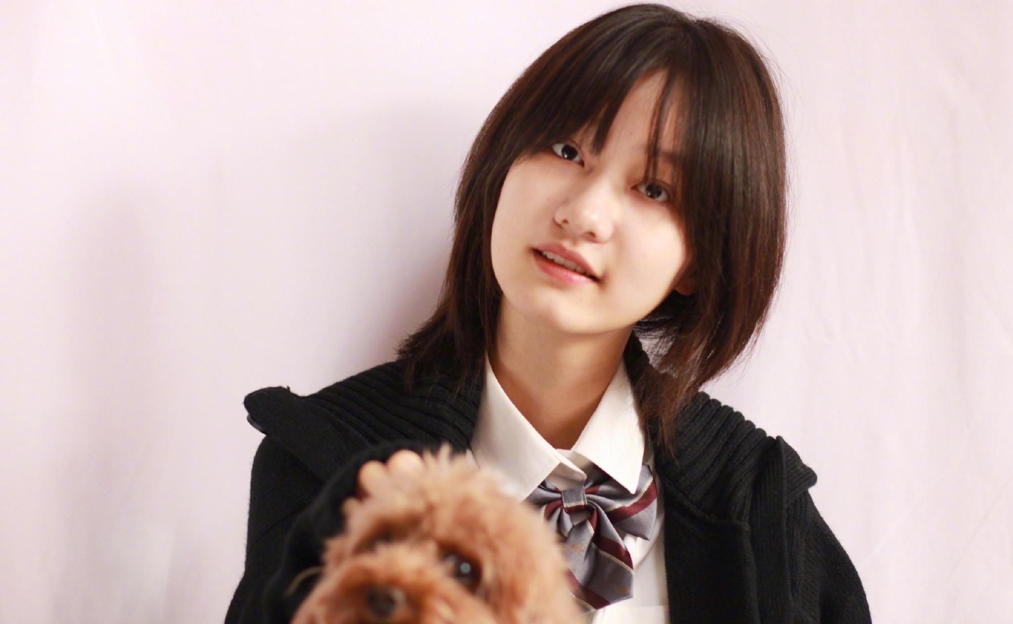 View - "Con gái Triệu Vy" dậy thì thành công sau 10 năm, nhan sắc thế nào mà bị netizen "cấm" dao kéo?