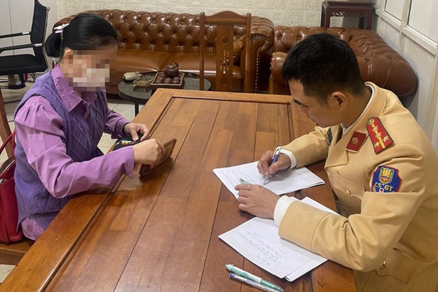 Chủ tịch TP Hà Nội ra quyết định xử phạt nữ tài xế vi phạm nồng độ cồn tại đường Trần Cung - Ảnh 2.
