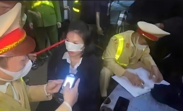 Chủ tịch TP Hà Nội ra quyết định xử phạt nữ tài xế vi phạm nồng độ cồn tại đường Trần Cung - Ảnh 1.