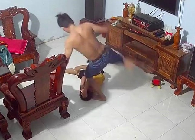 Bắt giam cha dượng đánh đập dã man bé trai 9 tuổi ở Bình Phước - Ảnh 1.