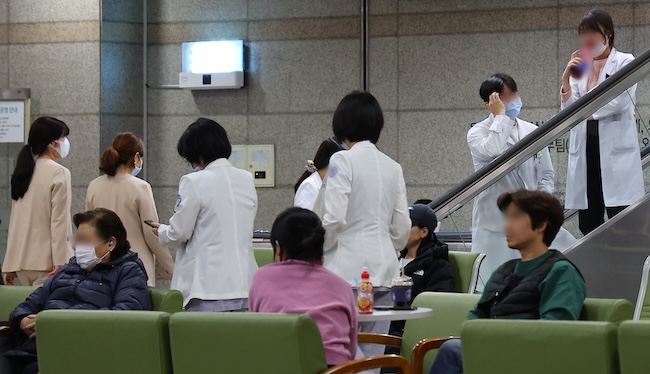 Khủng hoảng y tế tại Hàn Quốc sau 22 ngày: Giáo sư y khoa đối đầu chính phủ, chuẩn bị từ chức hàng loạt để phản đối kế hoạch tuyển sinh - Ảnh 2.