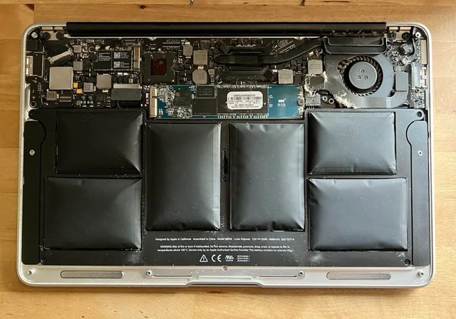 Nếu kh&ocirc;ng mở ra xem b&ecirc;n trong, MacBook của t&ocirc;i c&oacute; lẽ đ&atilde; ph&aacute;t nổ: Thứ hiện ra trước mắt thật kh&oacute; tin - Ảnh 2.