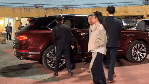 Chủ tịch CLB Hà Nội ngồi xe sang 18 tỷ ra sân bóng, phong thái cực đĩnh đạc khác hẳn khi ở nhà với hoa hậu Đỗ Mỹ Linh - Ảnh 4.