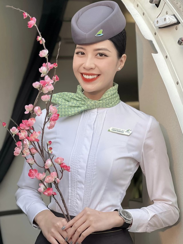 Cô gái Đắk Lắk là tiếp viên trưởng trẻ nhất hãng bay, tiết lộ thu nhập không như nhiều người nghĩ - Ảnh 1.