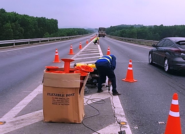 Thi công điều chỉnh bổ sung hệ thống an toàn trên cao tốc Cam Lộ - La Sơn - Ảnh 5.