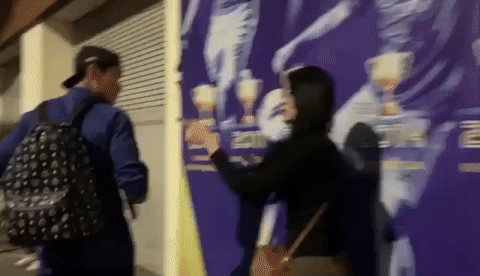 Bắt gặp hotgirl ngân hàng đứng chờ trung vệ U23 Việt Nam, ngại ngùng giấu mặt khi thấy cam của team qua đường - Ảnh 2.