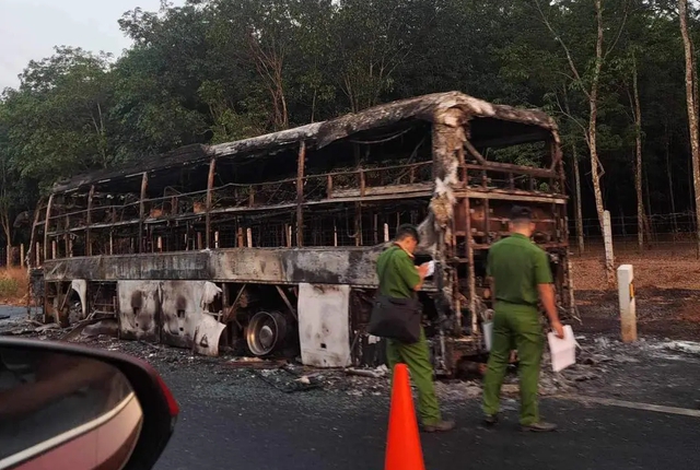 Hình ảnh xe khách cháy rụi trên đường cao tốc Phan Thiết - Dầu Giây - Ảnh 1.