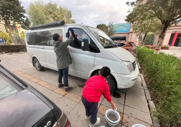 Vì câu nói của con trai, bố mẹ bán nhà và ô tô, đưa con đi khắp thế giới: Con tôi tưởng thành phố nơi nó sống là đẹp nhất! - Ảnh 3.