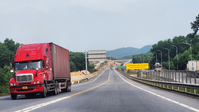 Thi công điều chỉnh bổ sung hệ thống an toàn trên cao tốc Cam Lộ - La Sơn - Ảnh 2.
