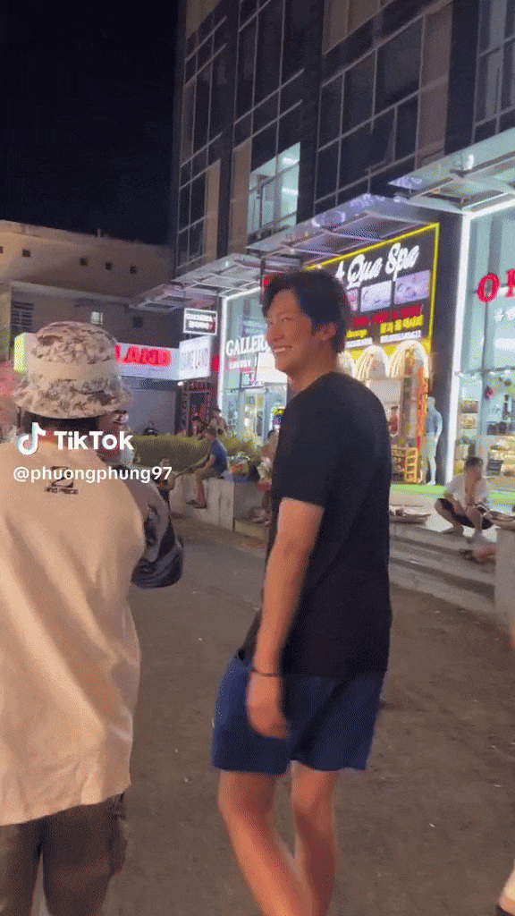 2 thái cực cặp sao Cô Đi Mà Lấy Chồng Tôi chụp với fan khi du lịch Nha Trang: Nam chính bị filter hại, “chồng đểu” visual lên hương - Ảnh 5.