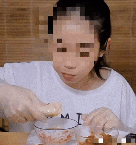 D&acirc;n mạng &ldquo;rợn người&rdquo; với m&agrave;n th&aacute;ch đấu mukbang mỡ heo của b&eacute; Mai: bị ch&ecirc; k&eacute;m duy&ecirc;n, ăn bất chấp để lấy tiền? - Ảnh 6.