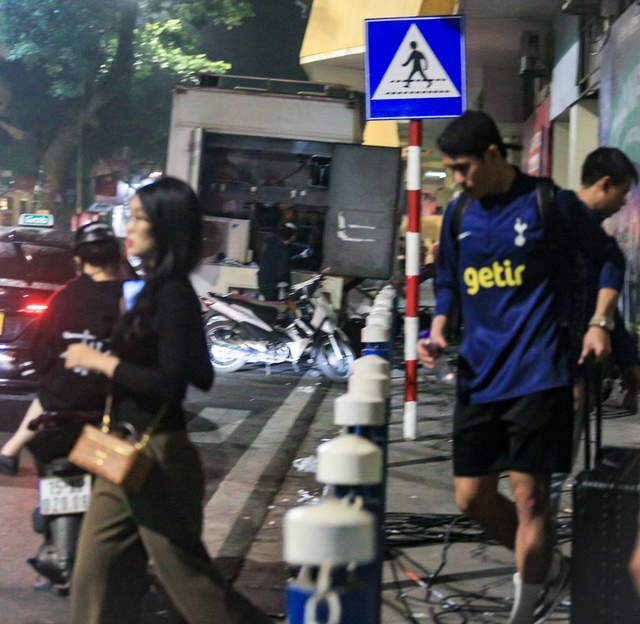 Bắt gặp hotgirl ngân hàng đứng chờ trung vệ U23 Việt Nam, ngại ngùng giấu mặt khi thấy cam của team qua đường - Ảnh 5.