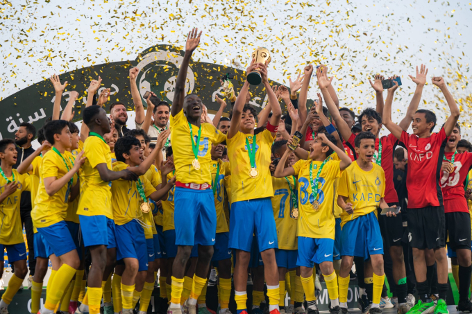 The eldest son of the Ronaldo family playfully and his friends after the historic trophy, ate a dish that his father did not dare touch - Photo 4.