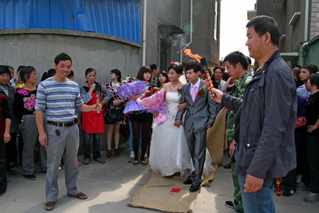 Chú thím ép tôi chia tay mối tình đầu để cưới người đàn ông lạ: 10 năm sau tôi òa khóc khi biết sự thật - Ảnh 2.