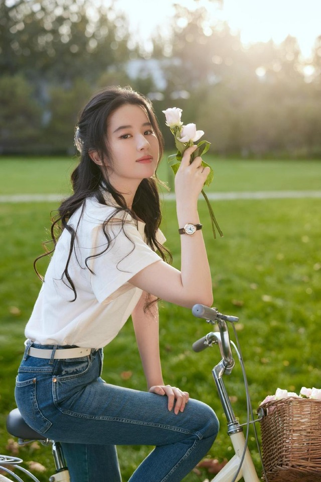 Chị đẹp Lưu Diệc Phi m&ecirc; một kiểu quần: Sang ch&acirc;n, nịnh d&aacute;ng, phối c&ugrave;ng item n&agrave;o cũng over hợp - Ảnh 3.