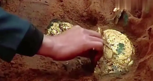 Công nhân phát hiện tảng đá xanh mạ vàng kỳ lạ, tức tốc báo người: Đào sâu 10m, ai nấy đều thất kinh - Ảnh 1.