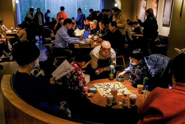 Một quán Starbuck ở Thượng Hải trở thành tụ điểm chơi trò trắng đen, nhân viên cho phép miễn đáp ứng 2 yêu cầu - Ảnh 1.