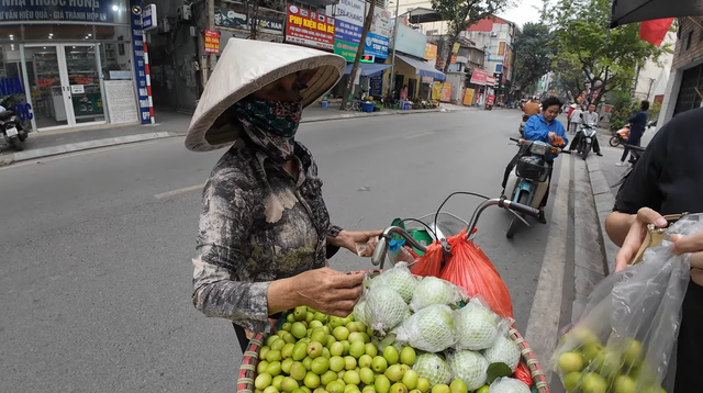 Khách Tây mua táo trên phố Hà Nội bị chặt chém 200 nghìn, anh bảo vệ tới giải vây và cái kết hả hê - Ảnh 1.