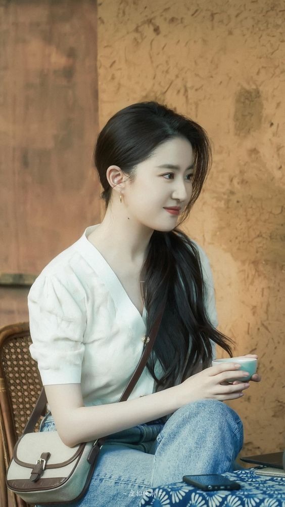 Chị đẹp Lưu Diệc Phi m&ecirc; một kiểu quần: Sang ch&acirc;n, nịnh d&aacute;ng, phối c&ugrave;ng item n&agrave;o cũng over hợp - Ảnh 5.