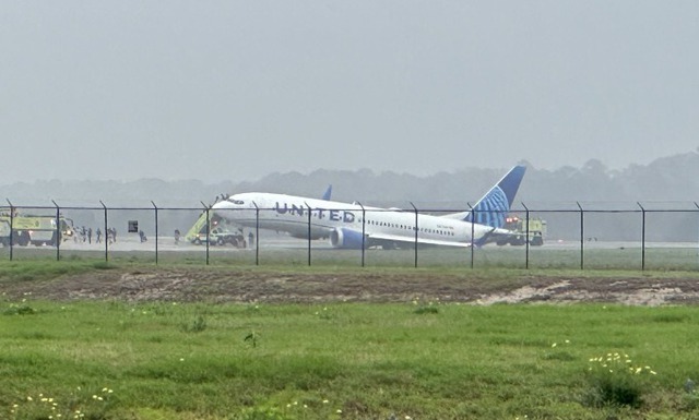 Máy bay Boeing của hãng United Airlines lại gặp sự cố - Ảnh 1.