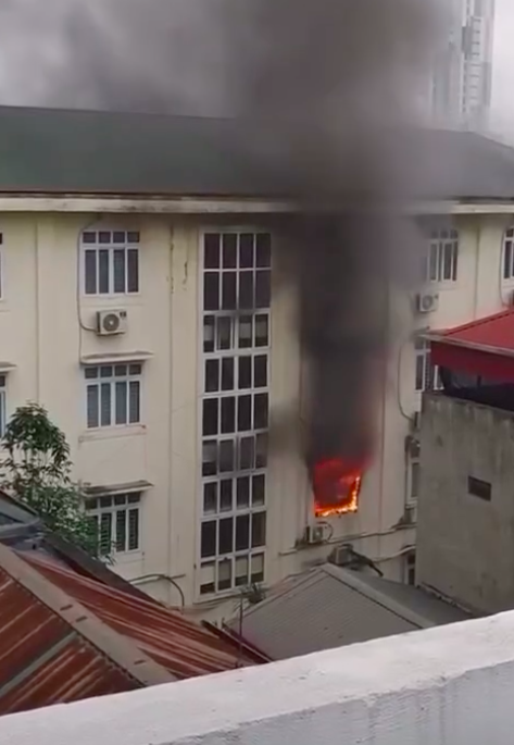 Khói đen nghi ngút từ đám cháy một trường THCS ở Hà Nội, học sinh khẩn trương sơ tán - Ảnh 3.