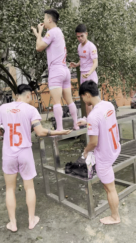 Hotboy đội tuyển Việt  hoá trẻ thơ, vít cành hái táo sau buổi tập nhưng dân tình chỉ chú ý đến body cực phẩm - Ảnh 2.
