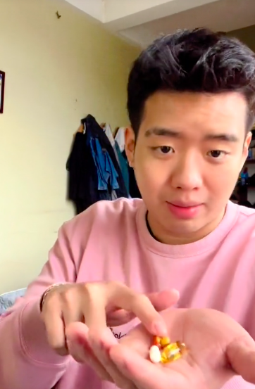 Chàng trai ung thư máu gây sốt vì clip mukbang thuốc: 2 lần đối mặt với cửa tử vẫn luôn mạnh mẽ khiến cộng đồng mạng nể phục - Ảnh 1.