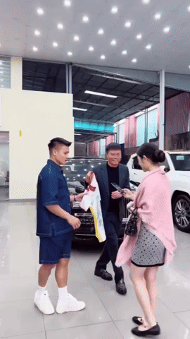 Team qua đường bắt gặp Quang Hải và Chu Thanh Huyền ở showroom ô tô, vóc dáng nàng WAG qua cam thường có còn cuốn hút như ảnh cưới? - Ảnh 1.