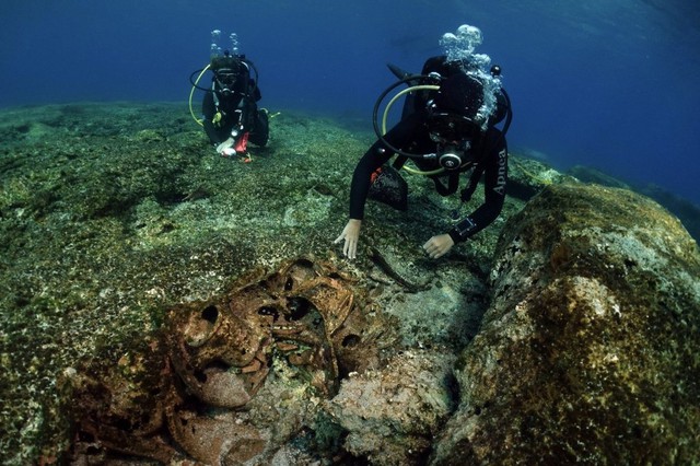 10 tàu ma bao vây hòn đảo Hy Lạp, xưa nhất 5.000 năm tuổi - Ảnh 1.